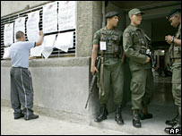 Binh lính đi tuần tra