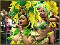 Passistas de escola de samba no Carnaval de Notting Hill