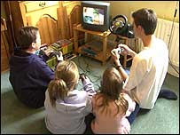 گروهی نوجوان سرگرم بازی با پلی استيشن