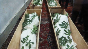 Các thi thể được đặt trong thánh đường Hồi giáo