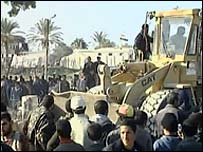 Buldozerle geçiş açan Filistinliler