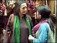 आमू के एक दृश्य में बृंदा कारत और कोंकना सेन