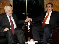 Walid Muallim, ministro do Exterior da Síria, e seu colrga iraquiano, Hoshyar Zebari