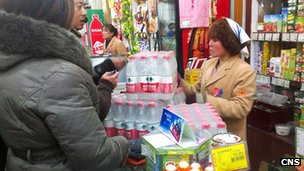 河北邯鄲市民在超市搶購礦泉水(中新社圖片5/1/2013)