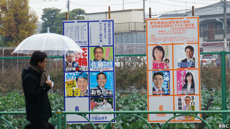 东京最大住宅区-世田谷区马路边矗立的国会议员小选区和东京都知事、议员候选人揭示板(BBC中文网照片,15/12/2012)