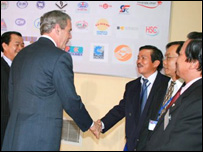 Tổng thống Bush tới thăm Trung tâm Giao dịch Chứng khoán Tp HCM