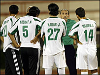 Các cầu thủ Iraq hội ý với HLV Jorvan Viera 