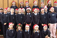 Plant Ysgol Santes Helen yn canu carolau