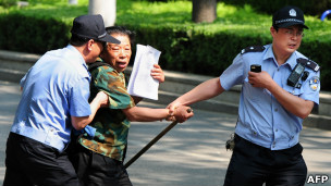 北京朝阳医院外一名上访者被警察带走(8/5/2012)