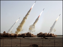 teste de míssil no deserto