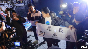 台灣保釣人士在新北市深澳港出發前向記者展示標語（台灣中央社圖片24/1/2013）