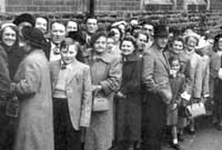 Pob yn aros eu tro i fynd i mewn i'r ffair