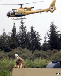 غیرنظامیان در حال نظاره درگیری ها