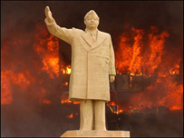 بغداد میں صدام کا مجسمہ