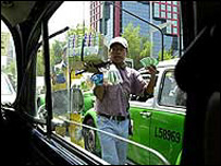 Jovem desempregado faz bico