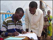 Eleitor se registra para votar no Burundi