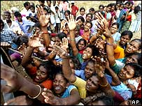 Dân chúng Tamil Nadu nhận hàng cứu trợ