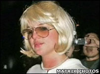 Britney Spears com peruca loira após raspar a cabeça