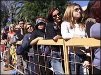 Yeşil Hat'ta geçiş için sıra bekleyen Kıbrıslılar