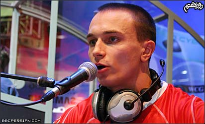 گزارشگر اين بازی با جديت تمام مشغول توضيح اتفاقات بازی