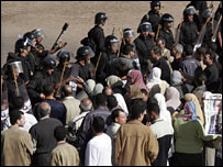 برادر ہوڈ پارٹی کے حامی پولیس کے مد مقابل کھڑے ہیں 