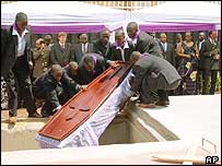 Sepultamento em solenidade em Kigali