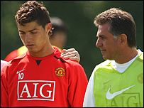 Ronaldo và phụ tá HLV đội Man Utd Queiroz