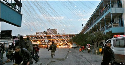 Palestinos procuram abrigo durante um ataque israelense contra uma escola da ONU em Beit Lahia