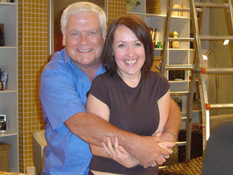 Dot Rees yn cyfarfod Lou Carpenter, yr actor, Tom Oliver,  ar set yr opera sebon, Neighbours