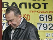 Homem conta dinheiro da Ucrânia