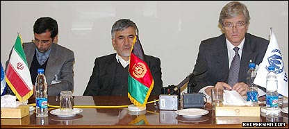 نشست سه جانبه: استن برونی (آژانس پناهندگان)، عبدالقادر احدی (وزارت مهاجرين افغانستان) و احمد حسينی (اداره اتباع بيگانه ايران)