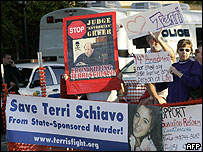 Manifestantes em frente ao hospital de Woodside, em Pinellas Park
