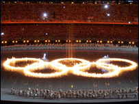 希腊雅典奥运开幕式上燃烧的五环火焰