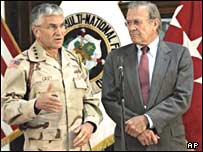 دونالد رامسفلد و ژنرال کيسی فرمانده نيروهای آمريکايی در عراق