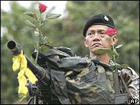 Güller ve sarı kurdelelerle süslenmiş bir tank