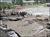 Cảnh tàn phá bên sông Pyongan