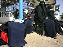 Refah'ta Mısır'a geçmeyi bekleyen Filistinli kadınlar