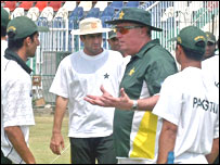 باب وولمر پاکستانی کھلاڑیوں کے ساتھ