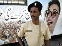 سرباز پاکستانی در برابر پوستر خانم بوتو