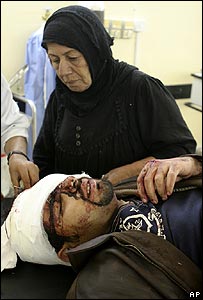 زن عراقی در کنار یکی از مجروحان انفجار