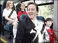 卡梅伦坐学生巴士