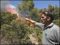 Pessoa observa incêndio no sul da Itália