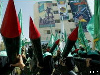 تظاهرات طرفداران حماس با حمل موشکهای قسام