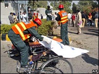 Nhân viên cứu hộ Pakistan tại hiện trường vụ đánh bom