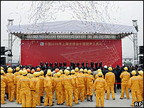 Operários e autoridades inauguram pavilhão para a Exposição Mundial de Xangai, em 2010