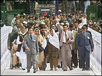 Passageiros foram recebidos com festa nos dois lados da Caxemira