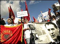 Priştine'de yargılanan Kosovalı Arnavutlara destek gösterisi