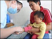 Một trẻ em Trung Quốc đang được chăm sóc (AFP)