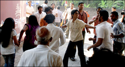 मंगलौर हमला (एएफ़पी/गेटी/एसटीआर)