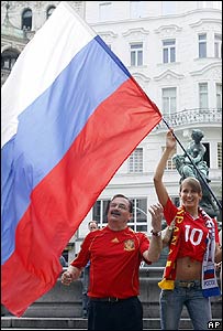 Cổ động viên Nga mang theo quốc kỳ